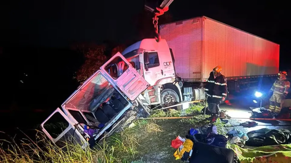 Colisão entre caminhão e van deixa nove mortos em Minas Gerais